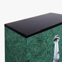 Raised small sideboard Serratura su Malachite in green/white/black